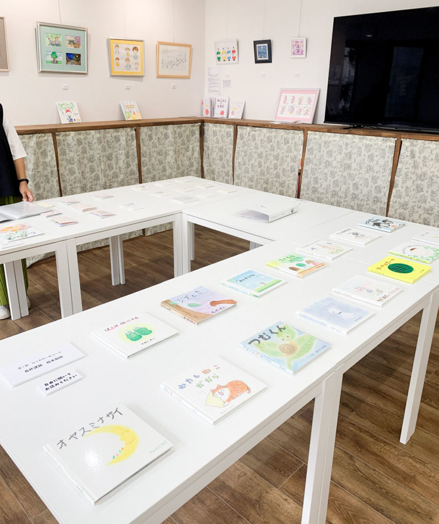 えほん教室金木犀舎 生徒作品展「えほんの花芽展」、絵本の展示。
