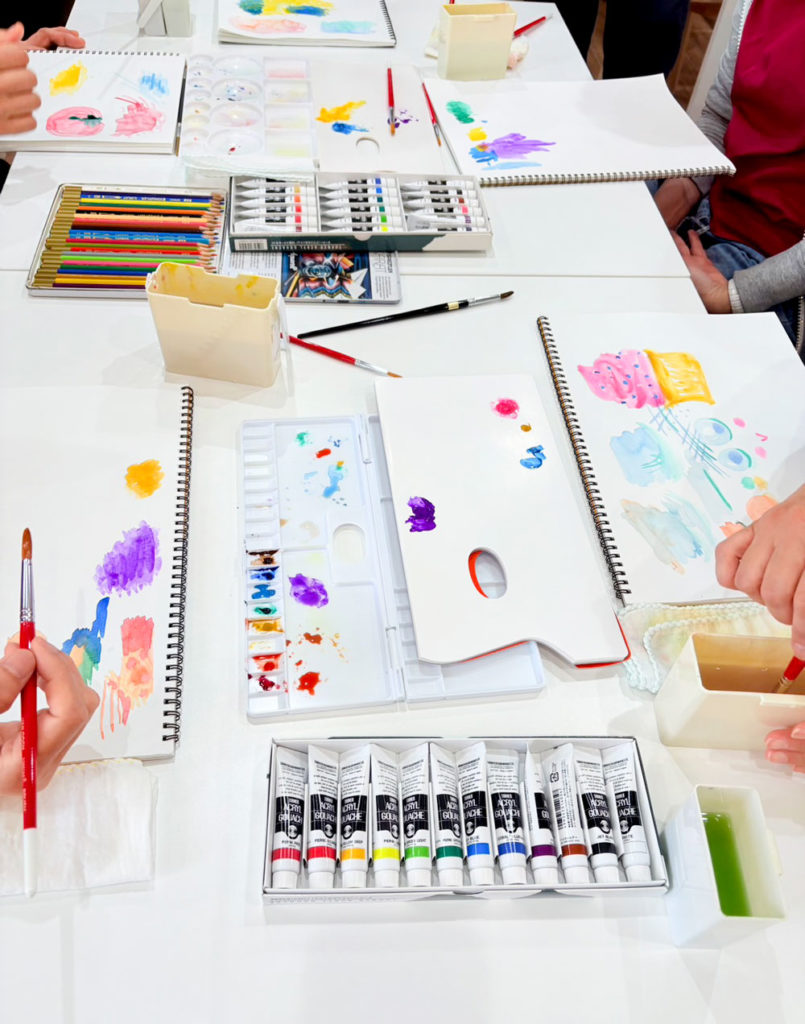 色々な画材を試している様子。