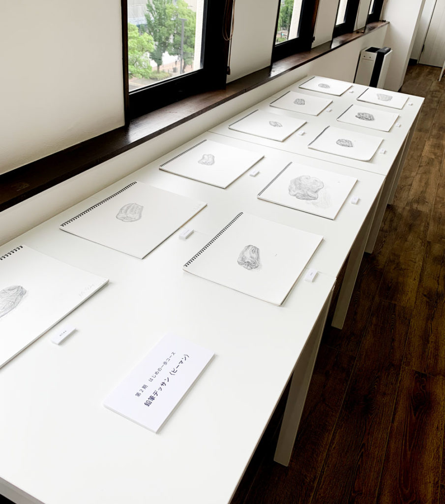 えほん教室金木犀舎 生徒作品展「えほんの花芽展」での鉛筆デッサンの展示。