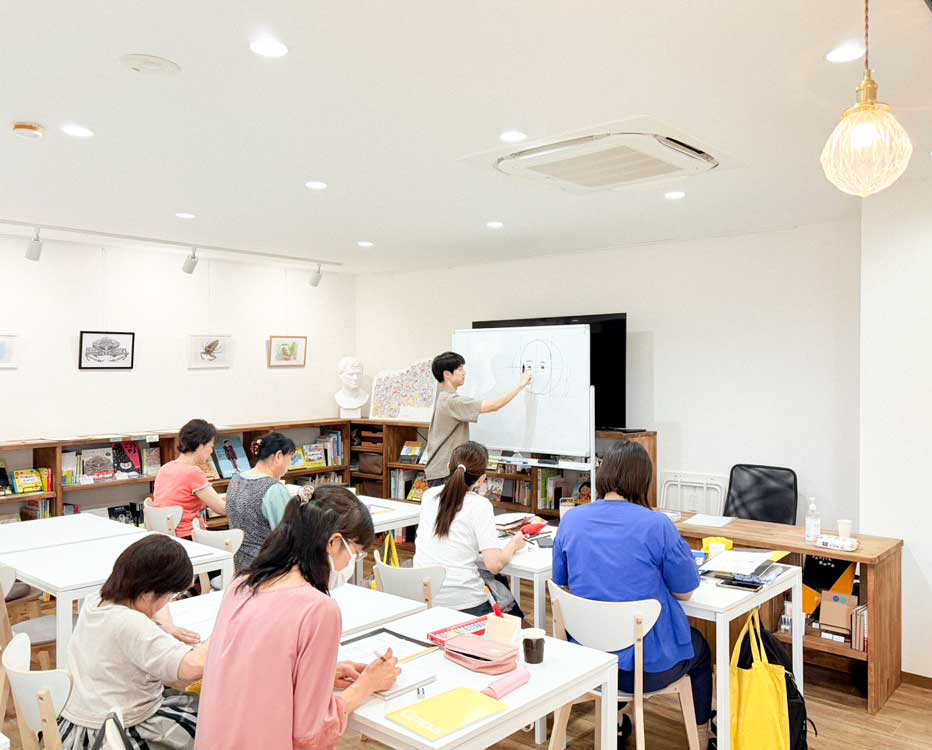 はじめの一歩コース・木曜で、ながせたいりさんが顔の描き方のレッスンをしている様子。