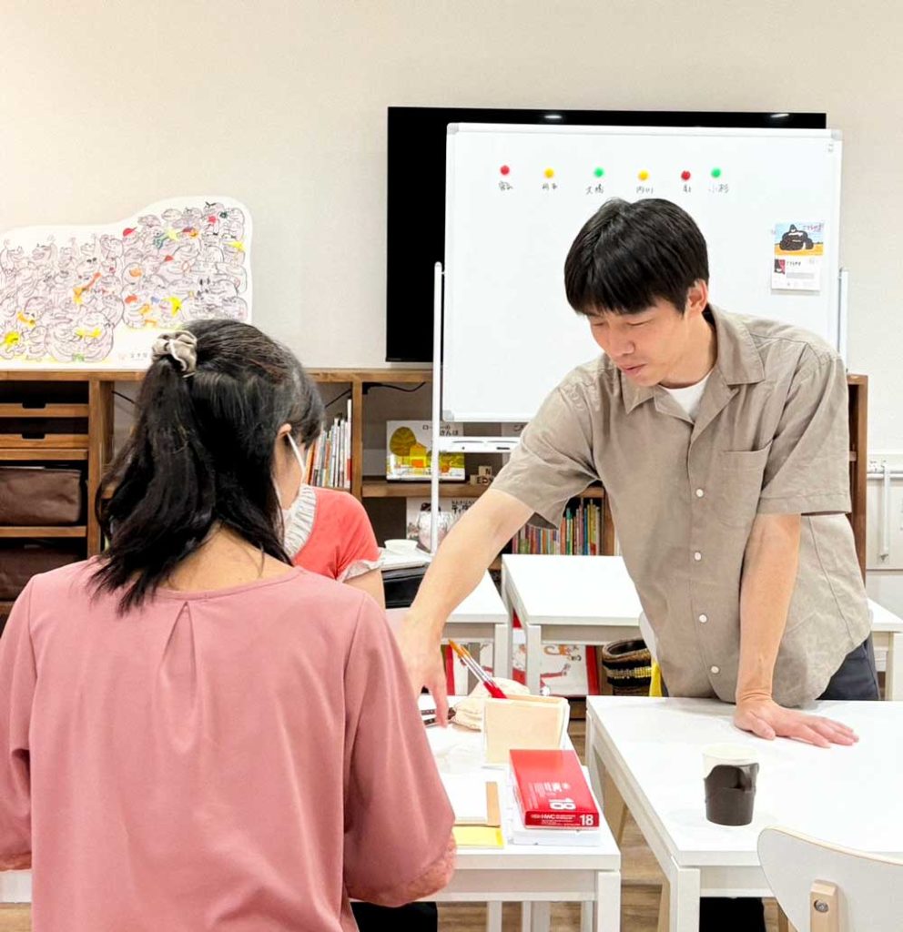 はじめの一歩コース・木曜で、ながせたいりさんが顔の描き方のレッスンをしている様子。