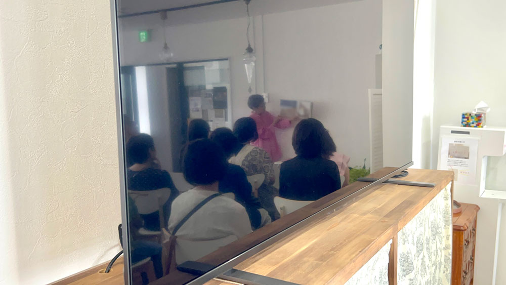 えほんの花芽展_荒井まこよさん「大人のための読み聞かせ」ワークショップの様子