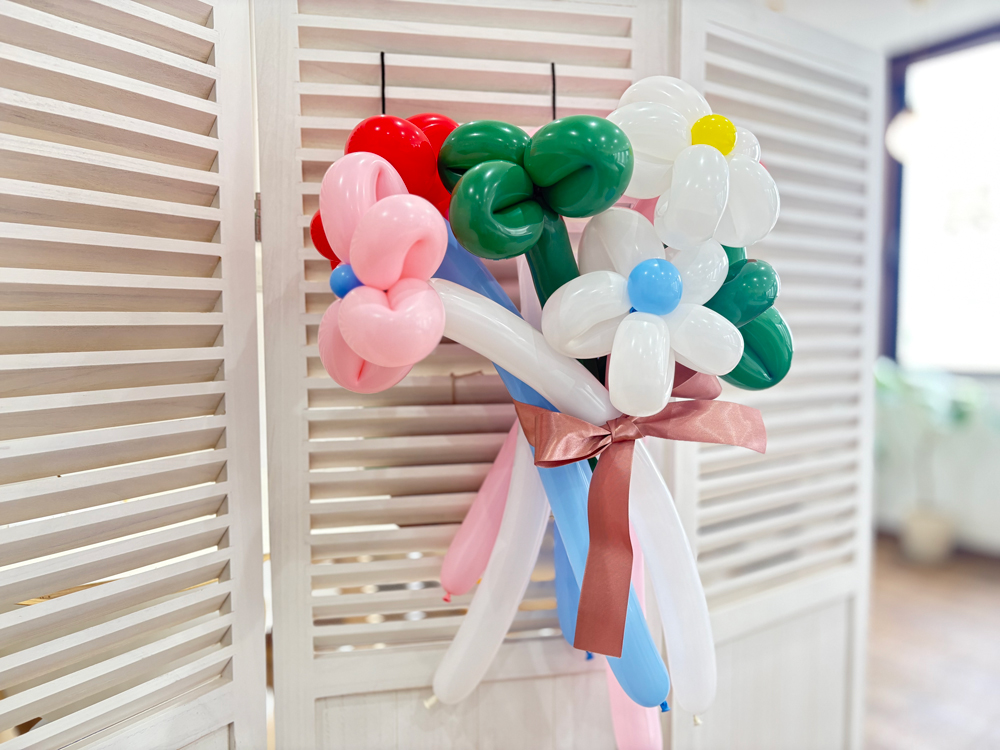 生徒さんがお祝いにくださった花束のバルーンアート