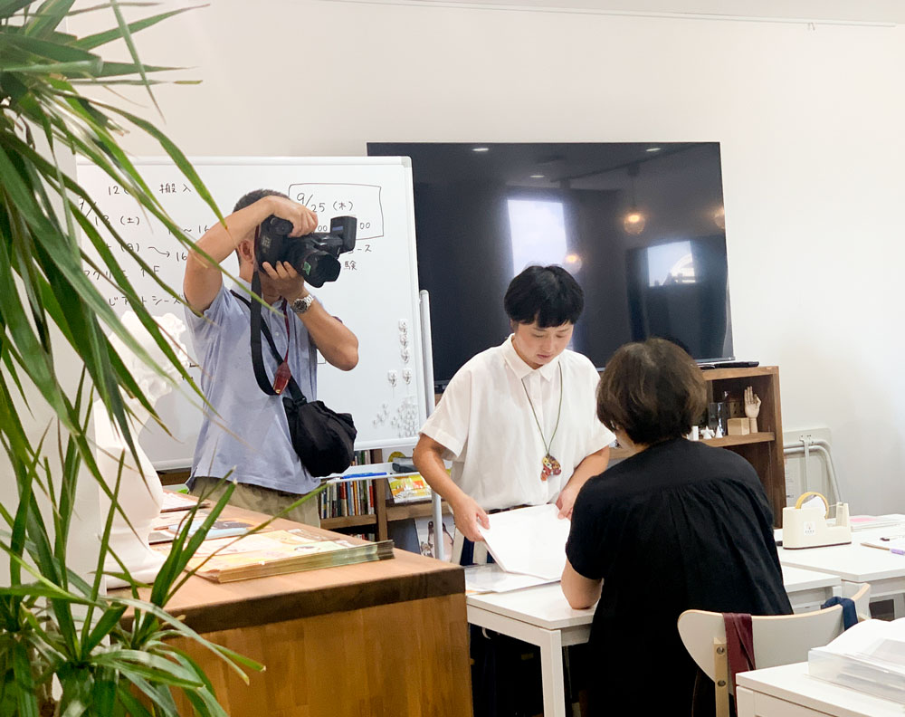 神戸新聞の記者の方が、レッスンの撮影をしてくださっている様子。