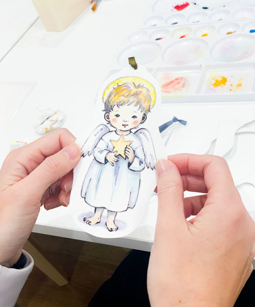 ワークショップで彩色されたオーナメント。