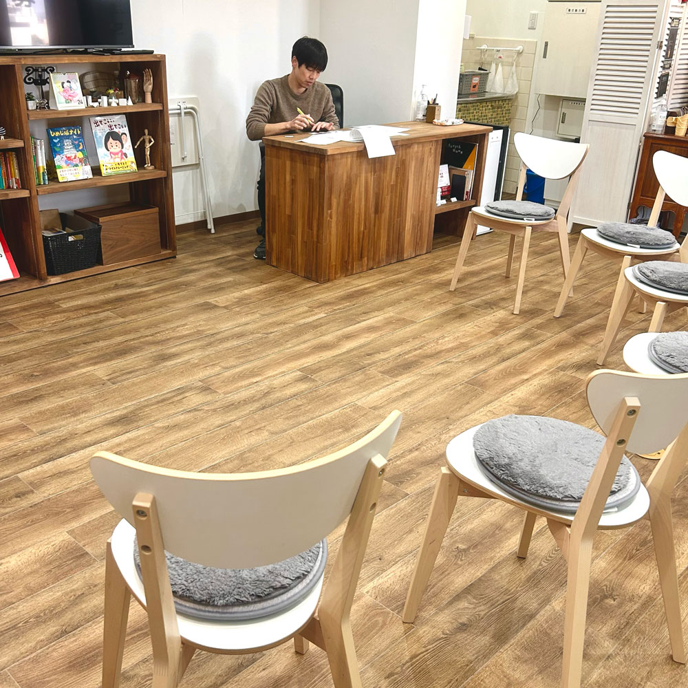 半円状に椅子が並んでいるようす