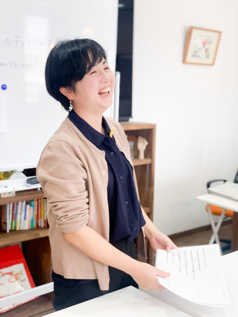 楽しい絵本づくりコースのレッスンをしている、こつぶ◎先生。